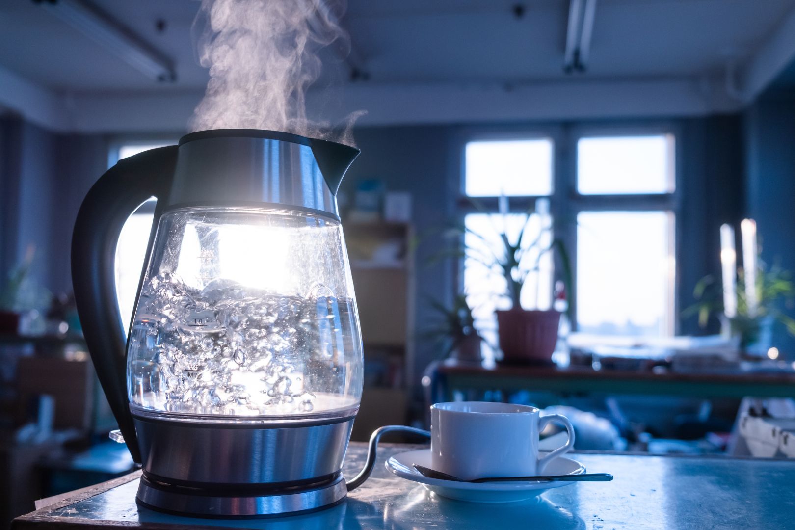 Como Ferver Agua com Seguranca na Chaleira Eletrica