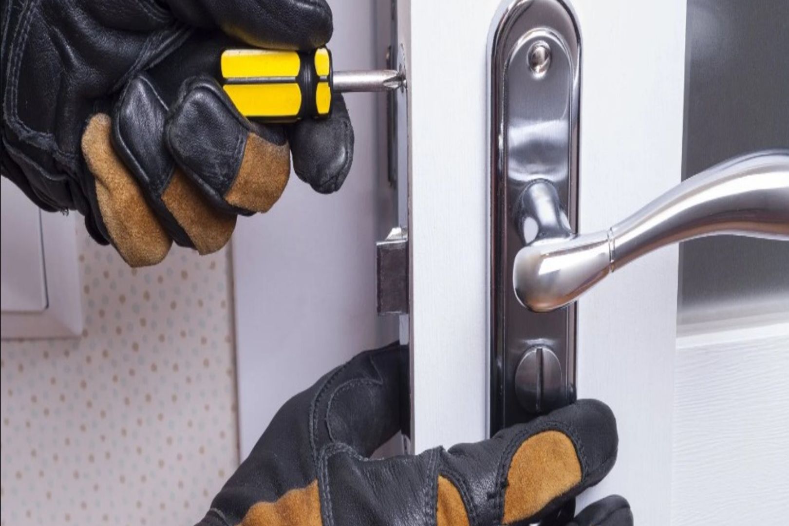 Como realizar servicos de emergencia com chaveiro