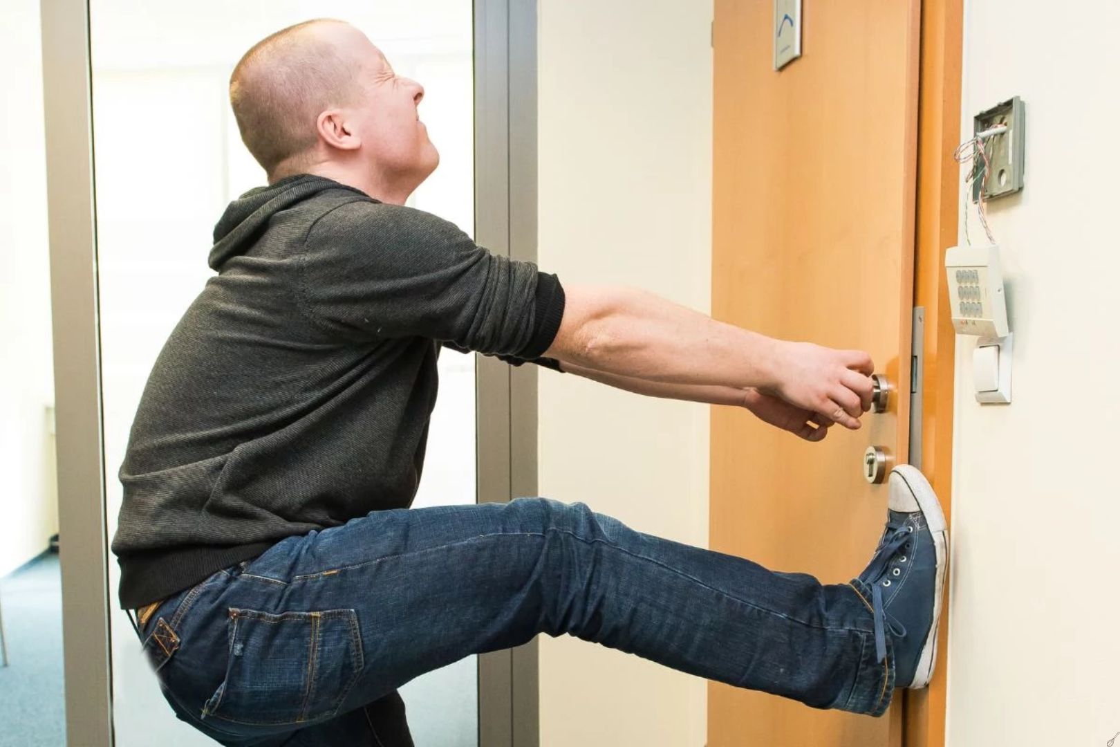 o que fazer com a porta emperrada